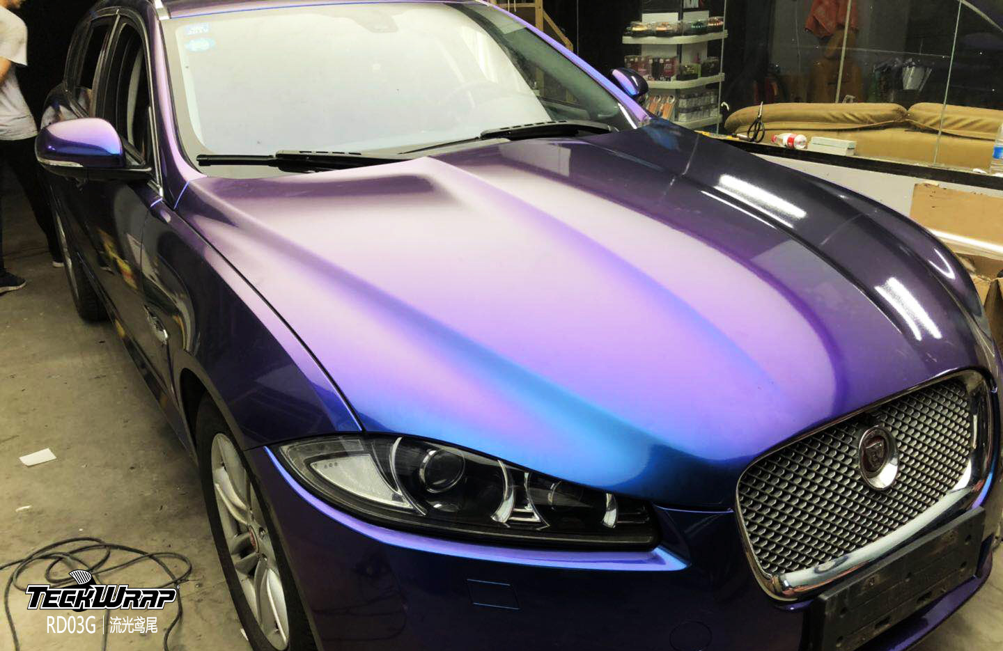 捷豹汽車改色貼膜新風尚 TeckWrap美國禿鷹RD03G流光鳶尾與冷藏車的跨界藝術(shù)